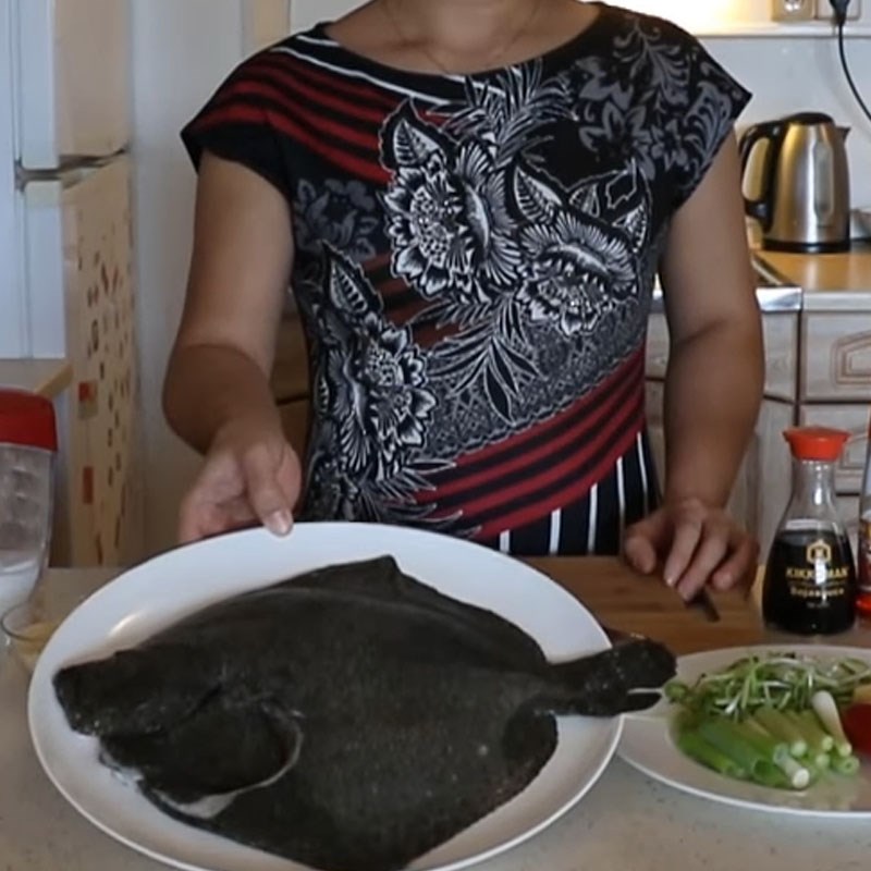 Sơ chế cá bơn sạch nhớt
