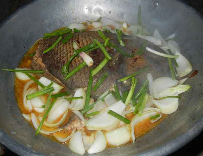 Cá bò giáp om thơm hành