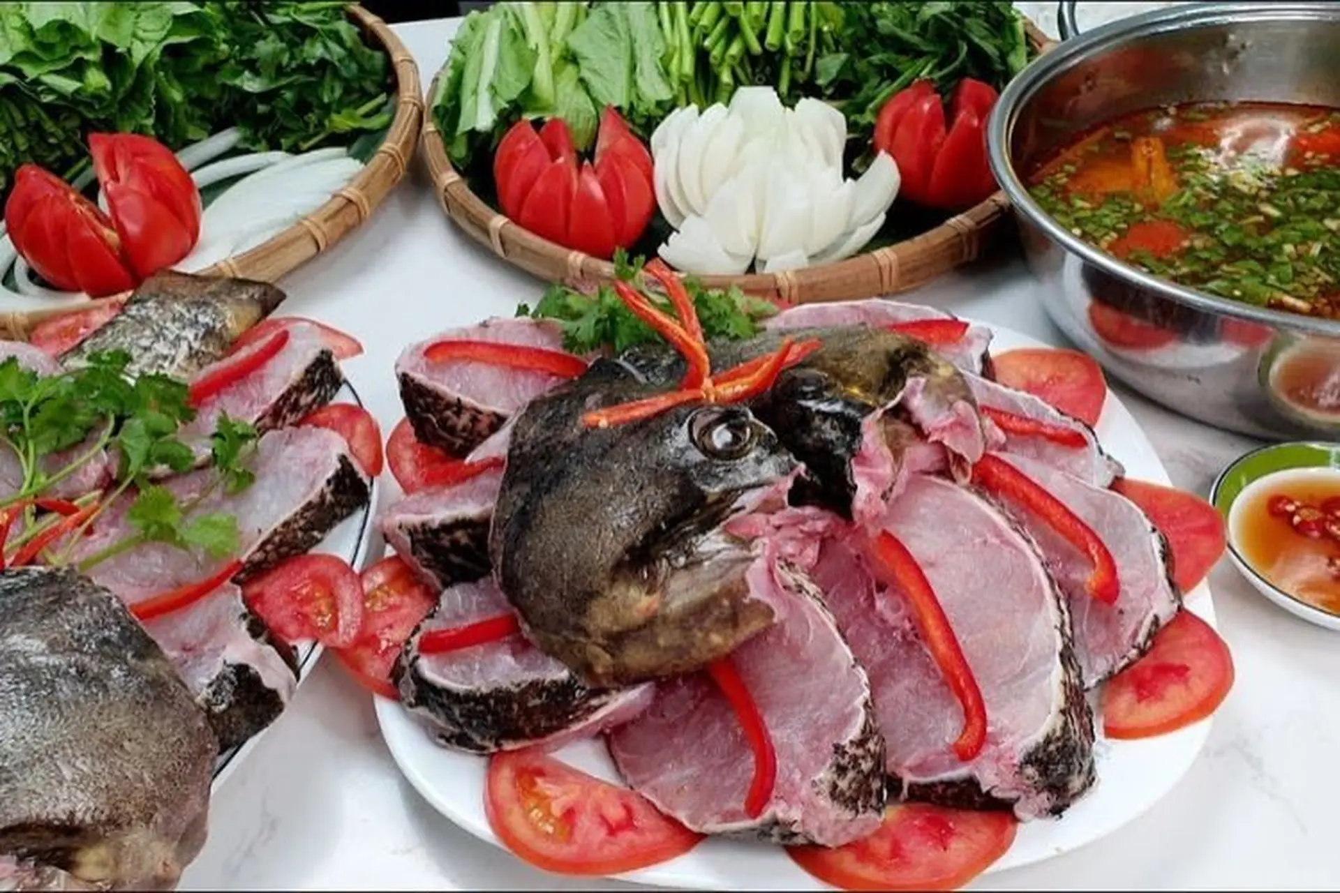 Lẩu cá mú nghệ chua cay