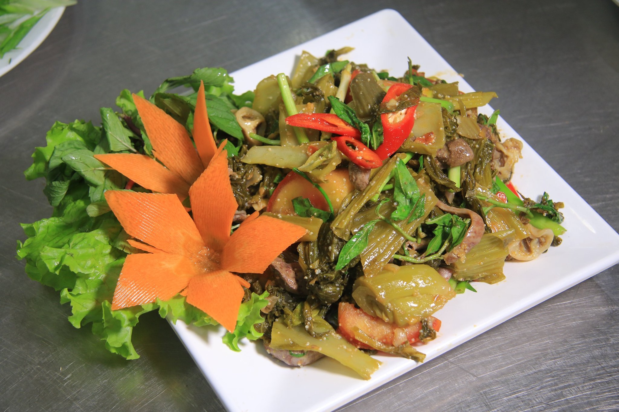 Lòng cá mú nghệ om dưa
