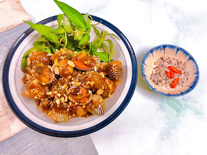Sò huyết xào me